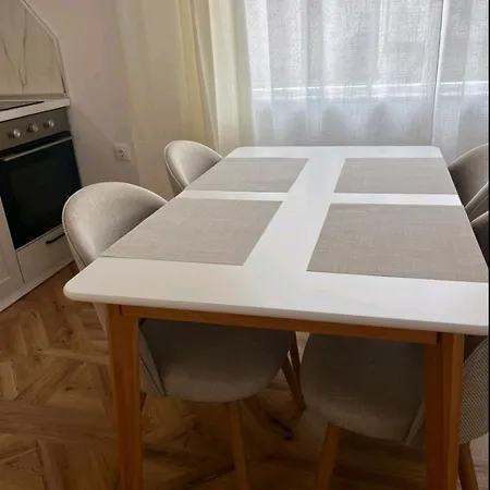 Διαμέρισμα Boutique Family 9 *